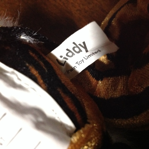 Slinky pets Tiger. - Picture 4 of 6